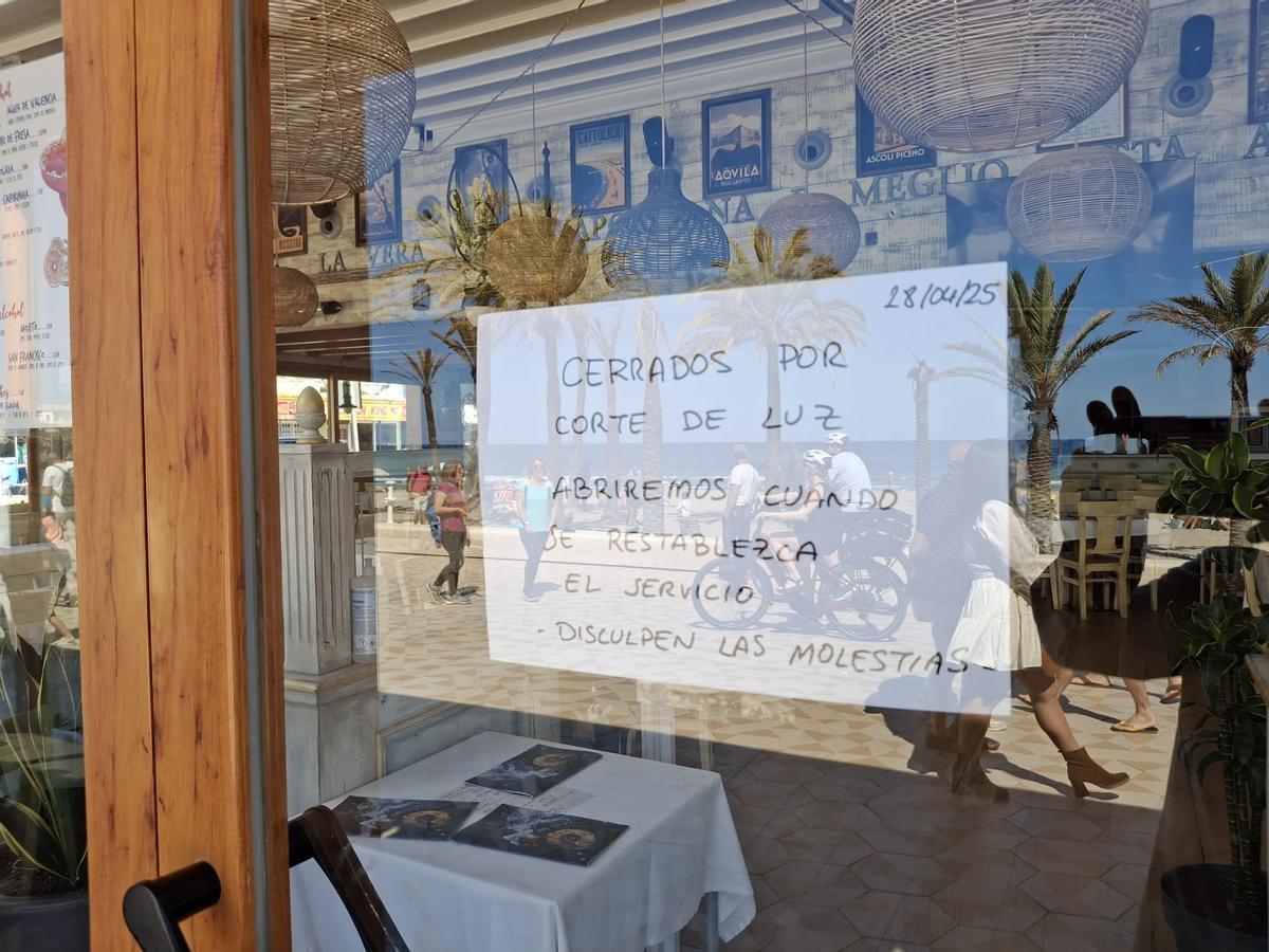 Un cartel de un restaurante de la playa de Xàbia que se ha visto obligado a cerrar