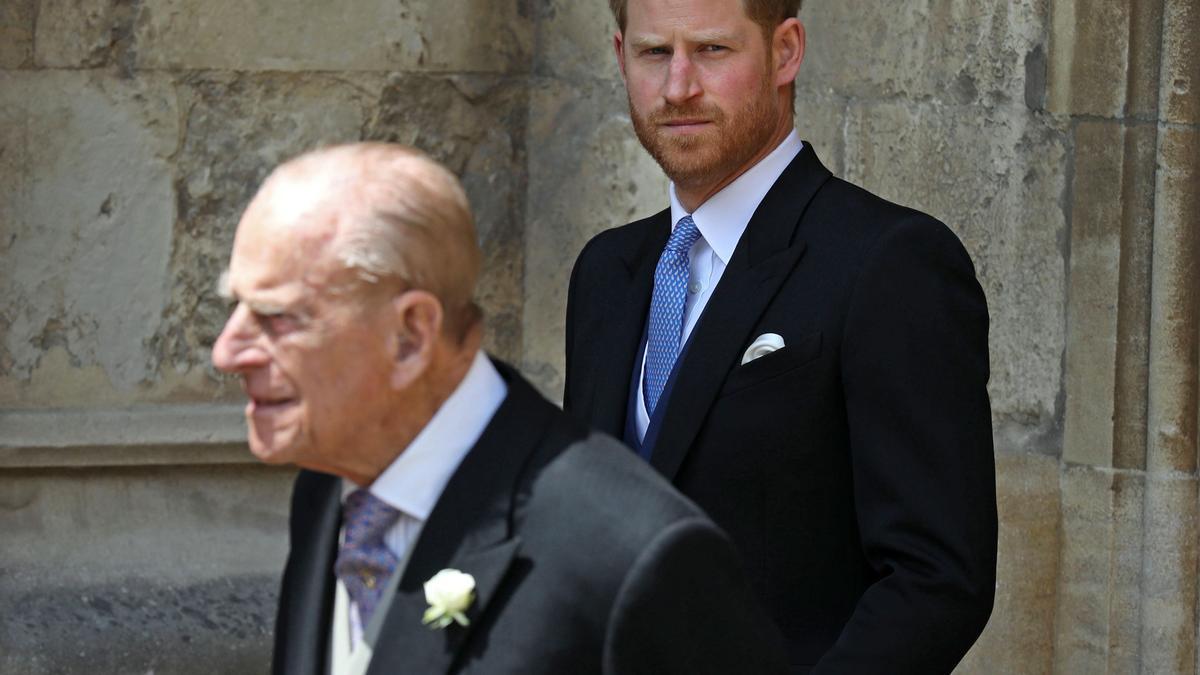 El príncipe Harry observa a su abuelo, el duque de Edimburgo