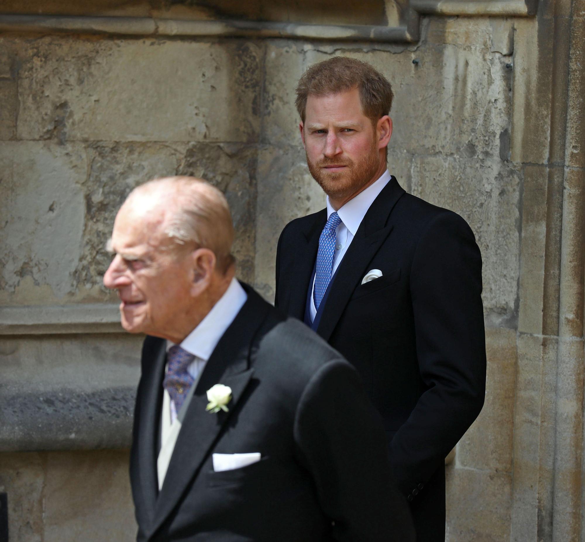 El príncipe Harry observa a su abuelo, el duque de Edimburgo