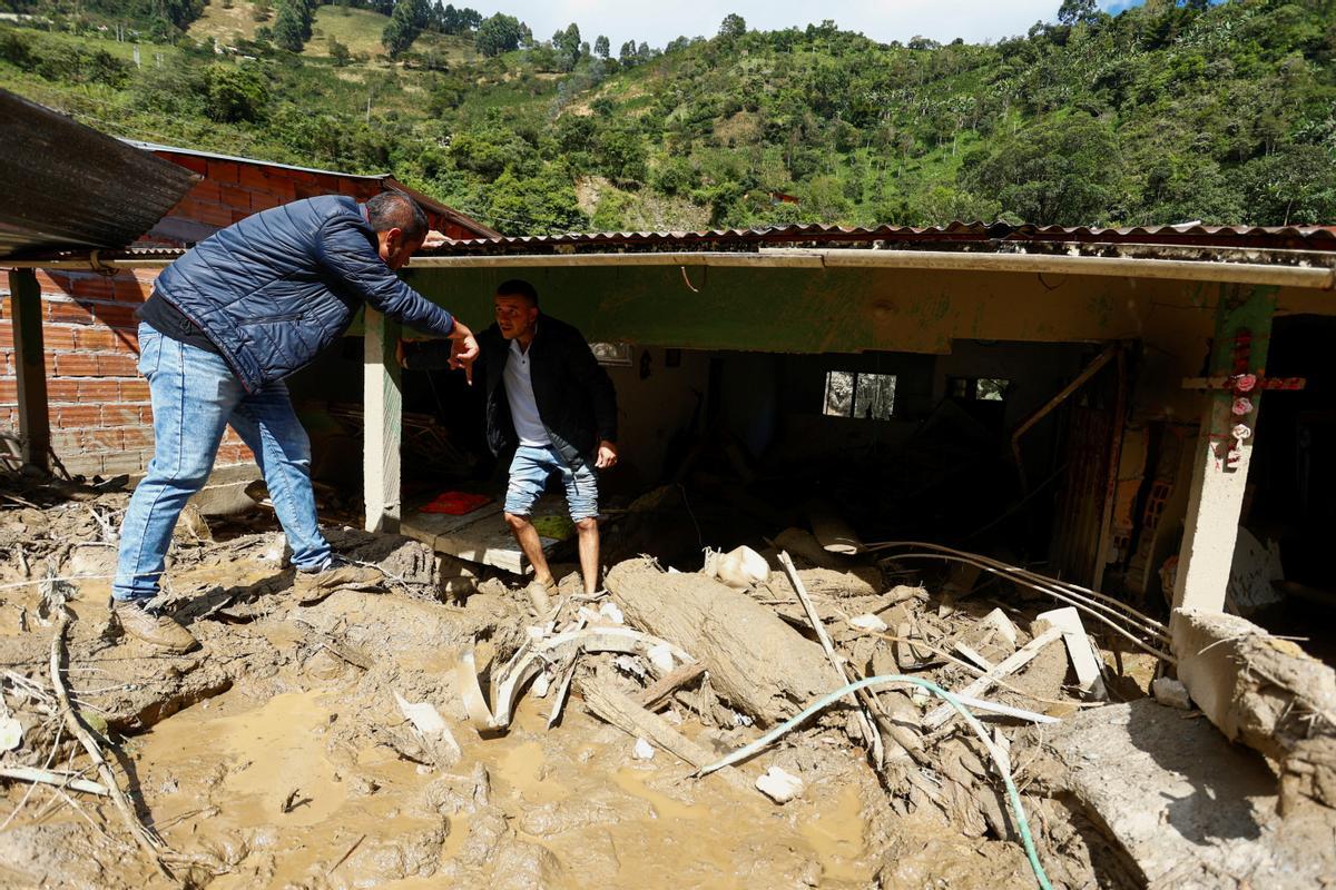 Equipos de rescate trabajan buscan desaparecidos tras una avalancha en Quetame, Colombia