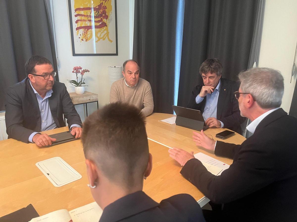 Puigdemont y Turull, durante la reunión con los alcaldes