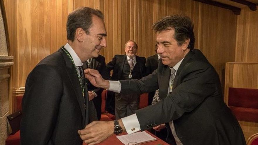 José Luis Bernal Salgado recibe la medalla como nuevo académico