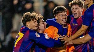 Orian Goren se abraza a Max Bonfill y al resto de compañeros del Juvenil A