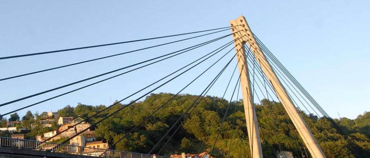 El puente del Corredor del Nalón, a la altura de Sama, de estilo atirantado.