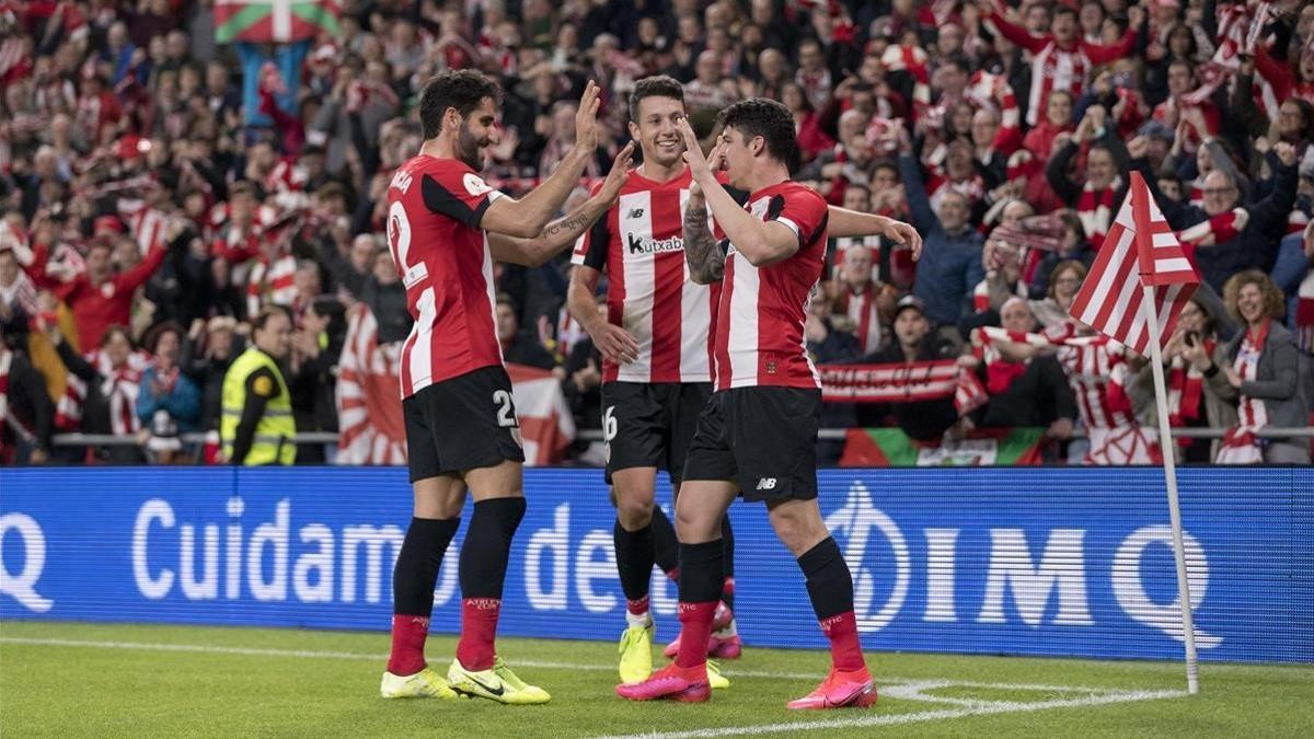 Los jugadores del Athletic celebran un gol.