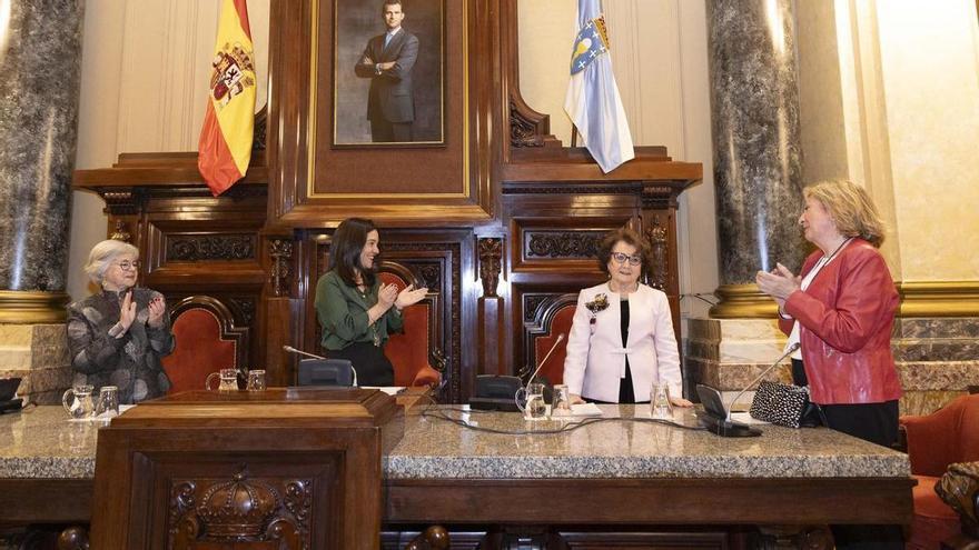 Acto de ingreso de Ascensión Cambrón en el Instituto José Cornide de Estudios Coruñeses