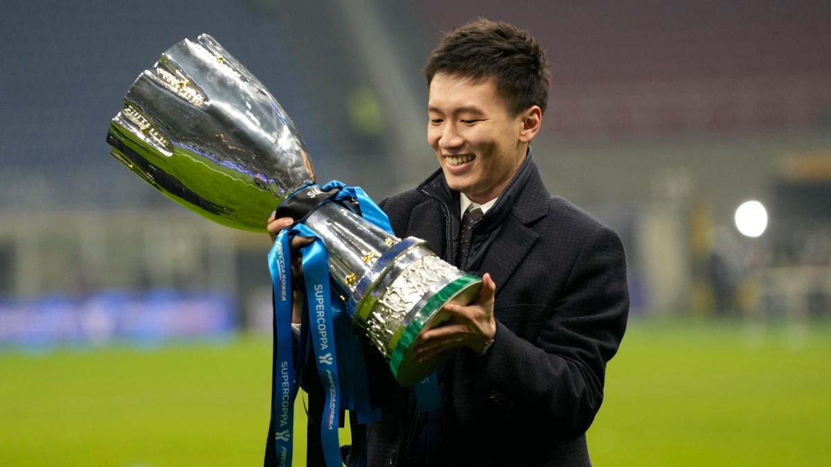 El presidente del Inter de Milán, Steven Zhang, sonríe mientras sostiene el trofeo después de ganar la final de la Supercopa de Italia entre el Inter de Milán y la Juventus en el estadio de San Siro, en Milán, Italia, el miércoles 12 de enero de 2022