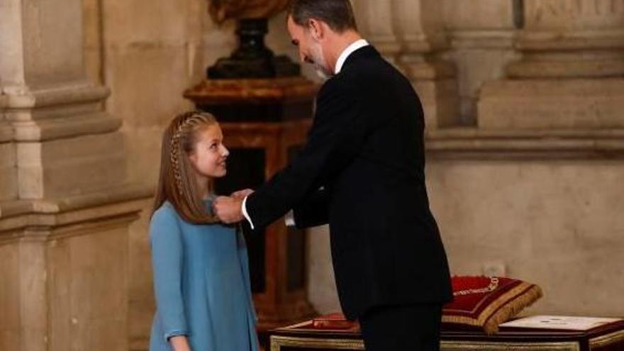 El rei, ahir, imposant el toisó a la infanta Elionor, de 12 anys, hereva de la Corona