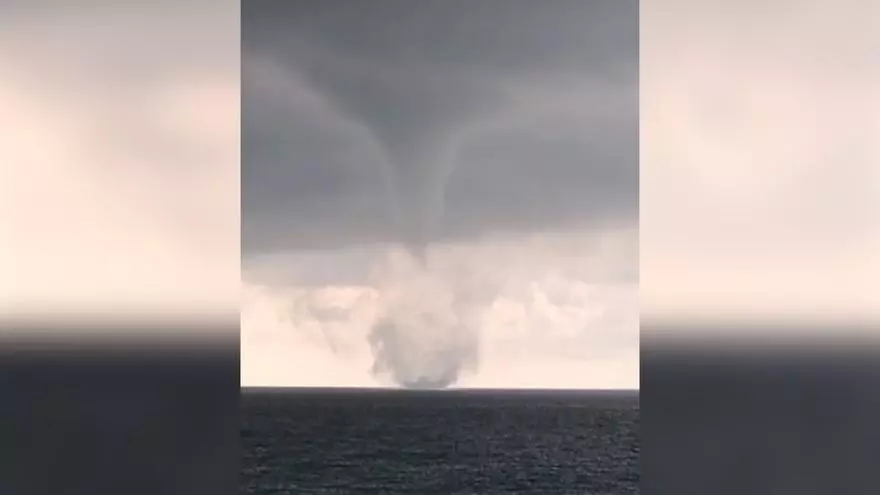 Impresionantes imágenes de una tromba marina en Oliva, Valencia