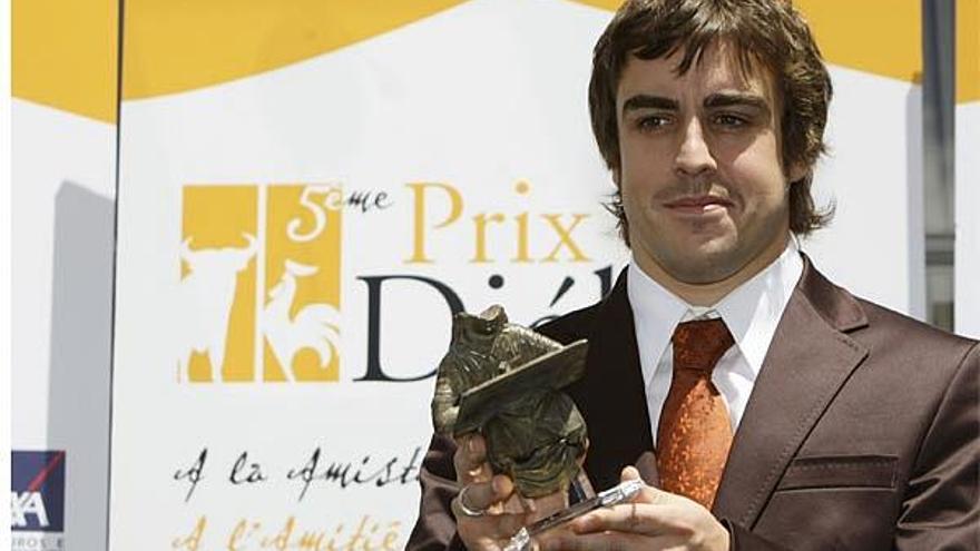 Alonso, con el premio que recibió ayer en la Casa de Francia en Madrid