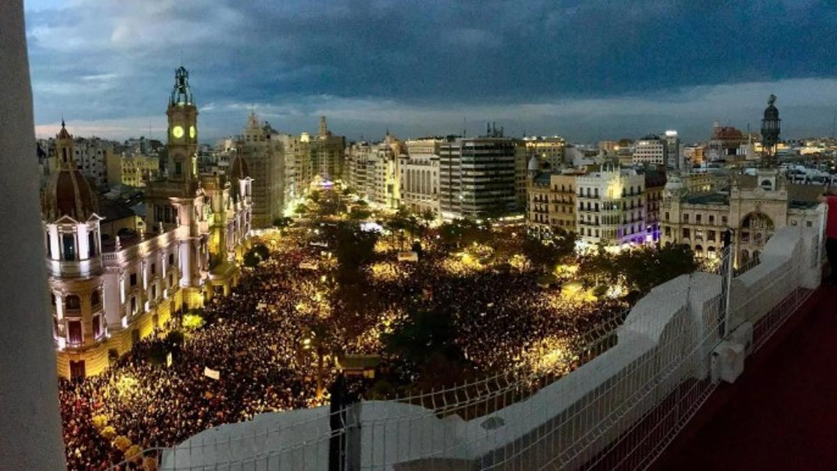 La Plaza del Ayuntamiento durante una de las manifestaciones contra Mazón.