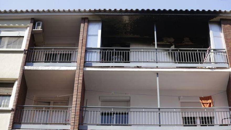 Un incendio arrasa un piso en Delicias