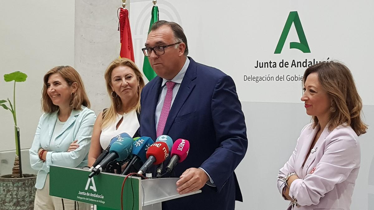 Arturo Bernal, junto a las consejeras Rocío Blanco y Carolina España, y la delegada del Gobierno andaluz Patricia Navarro.