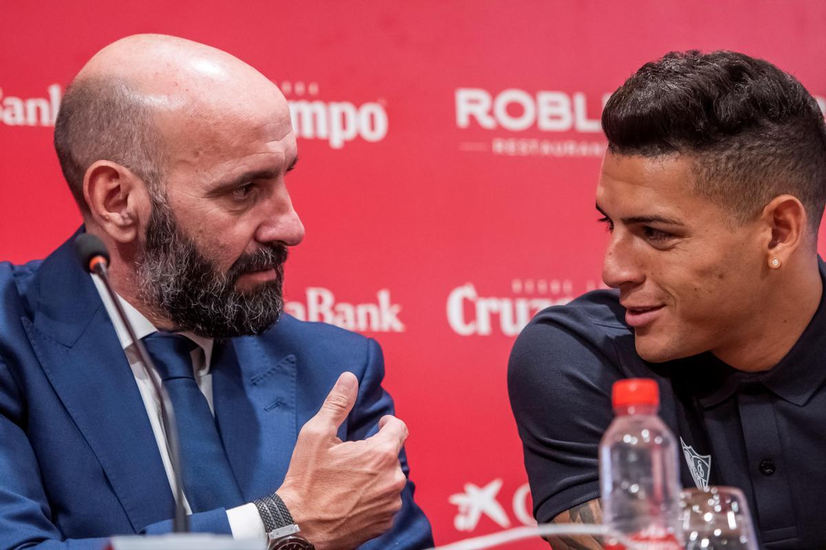 Monchi en la presentación de Diego Carlos en el Sevilla, ahora en el Aston Villa.