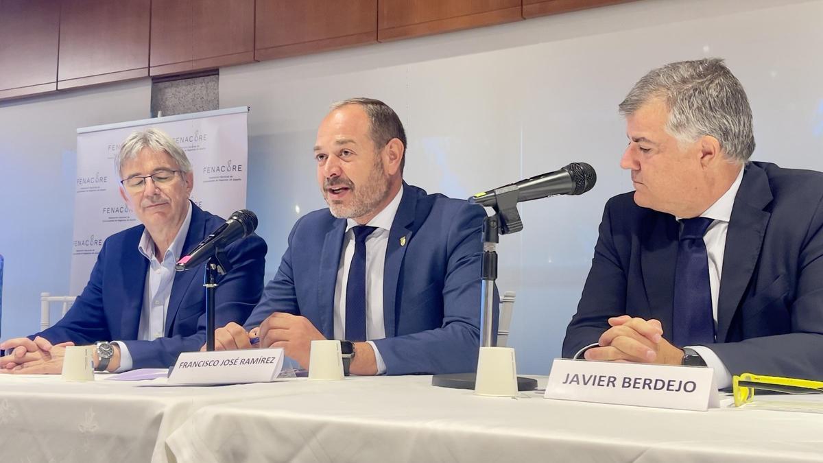 El Consejero de Gestión Forestal y Mundo Rural de la Junta de Extremadura, Francisco José Ramírez, y el Vicepresidente Primero de FENACORE, Javier Berdejo, presentan las ayudas a los regadíos extremeños