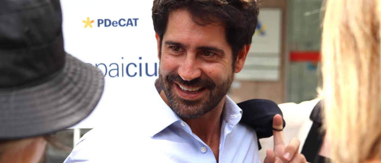 Roger Montañola, candidat del PDeCAT - Espai CiU, davant l'oficina de l'Agència Tributària a Barcelona