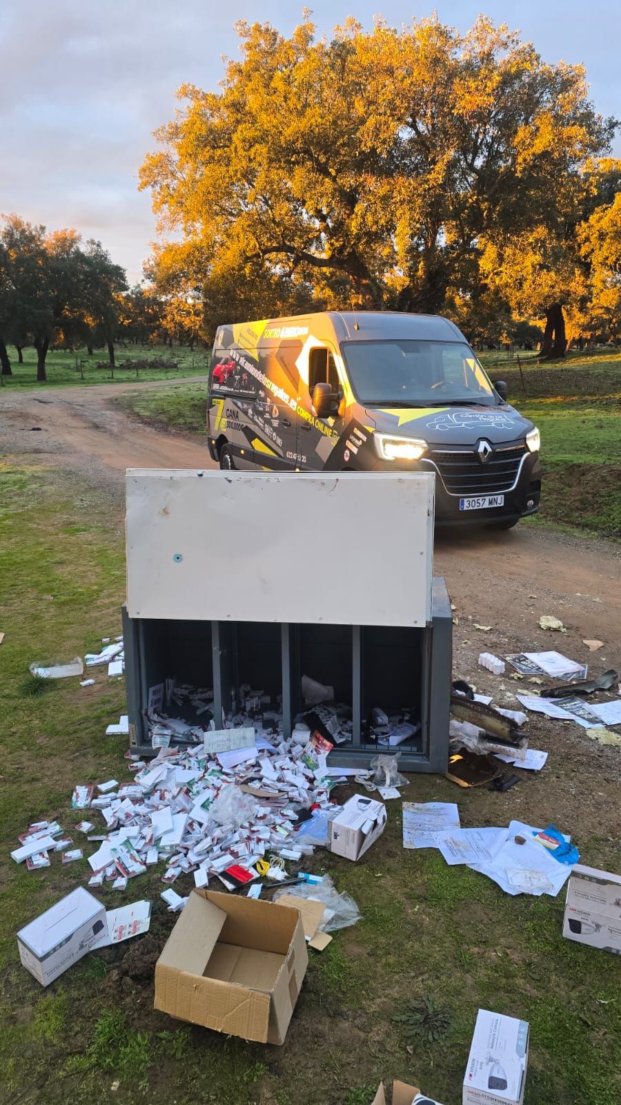 Caja fuerte hallada en una finca de Cala, en la provincia de Huelva, tras su robo en el Complejo Leo de Monesterio.