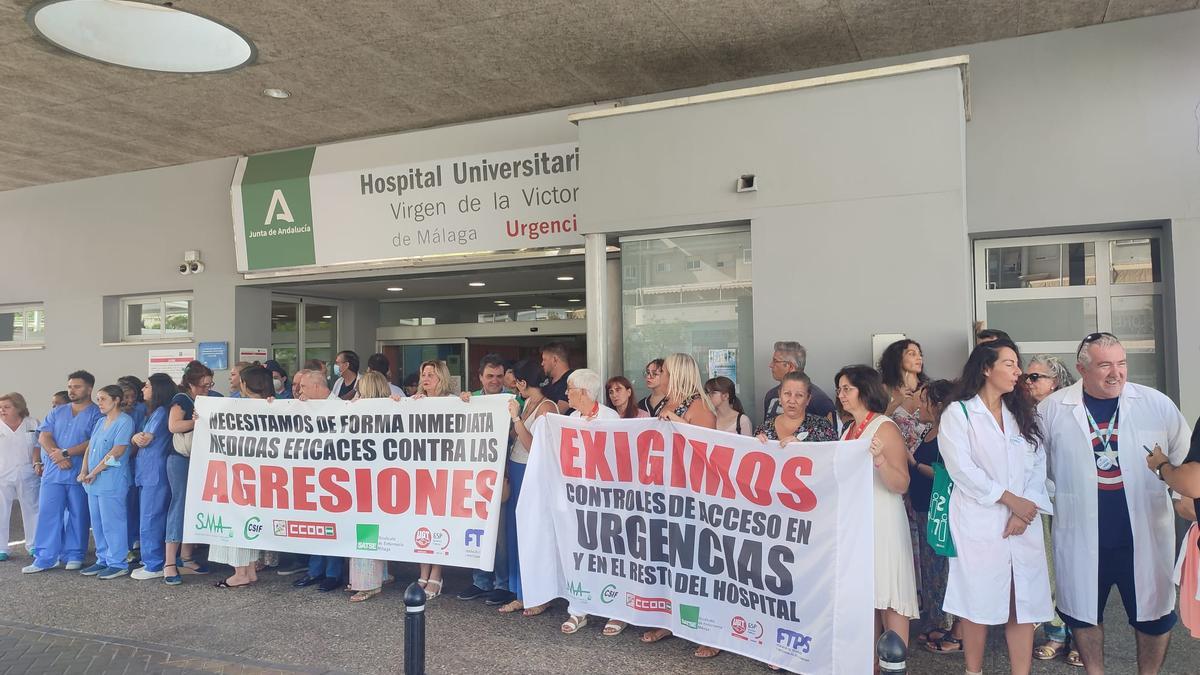 Concentración de personal sanitario en el Hospital Clínico para reclamar más medidas de seguridad