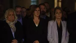 Políticos y acampados se concentran en la plaza del Ayuntamiento por el accidente de tren de Toledo en un minuto de silencio atípico
