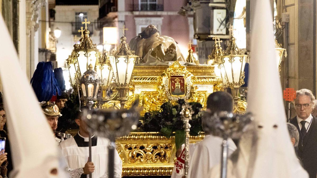 La solemnidad del Santo Entierro se impone en el Viernes Santo de Alicante