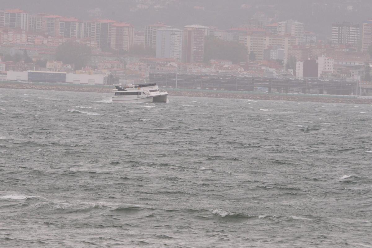 Foto de archivo de un barco de ría durante un temporal.