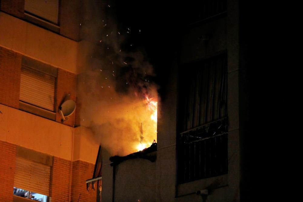 Bomberos de Torrevieja, Almoradí y Orihuela han intervenido para sofocar un incendio que ha obligado a desalojar el edificio de cinco plantas. Algunos vecinos han dejado el inmueble pasando por la azo