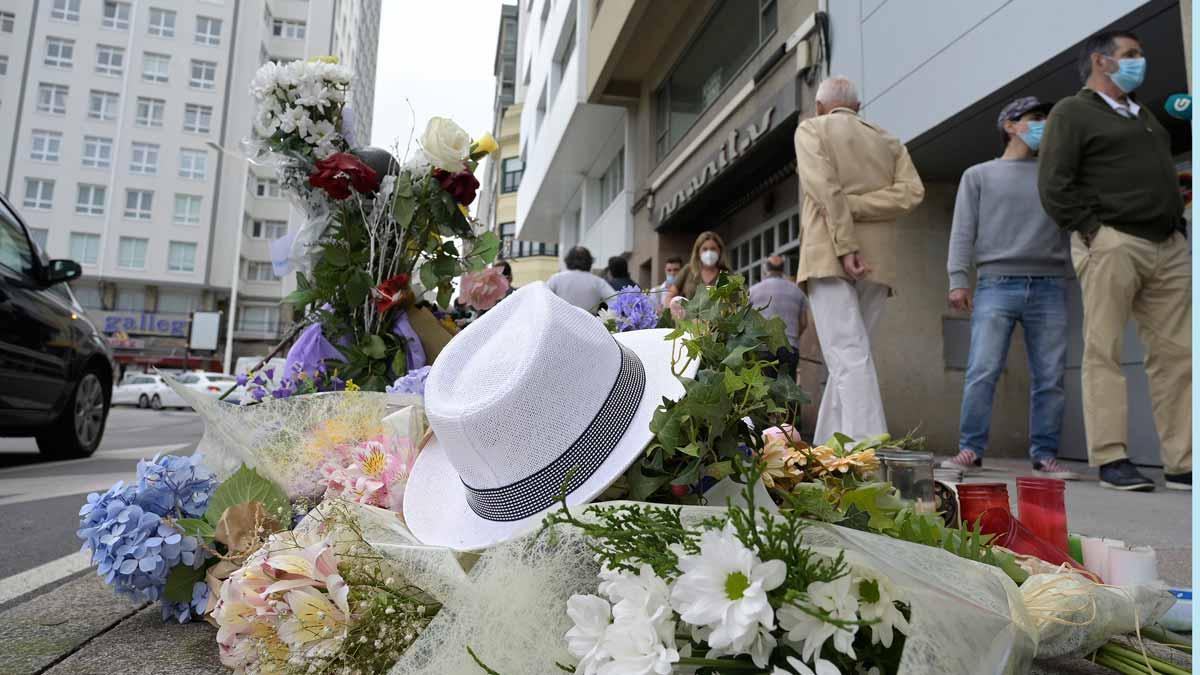 Altar con flores en la acera donde fue golpeado Samuel, en A Coruña