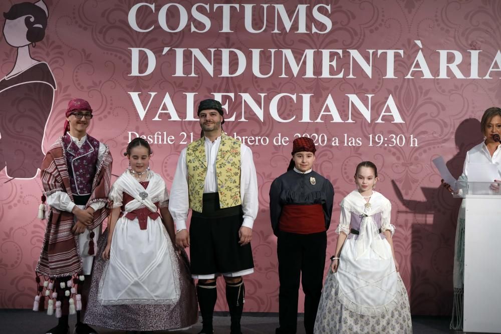 Desfile benéfico de indumentaria valenciana de Albaes en Nuevo Centro