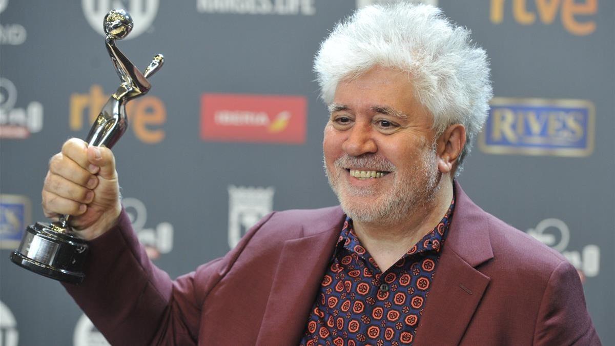 Pedro Almodóvar recibe el Premio Platino al mejor director.