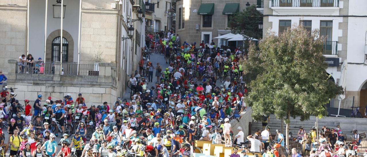 Imagen de la cita de ayer a primera hora de la mañana en la plaza Mayor de Cáceres.