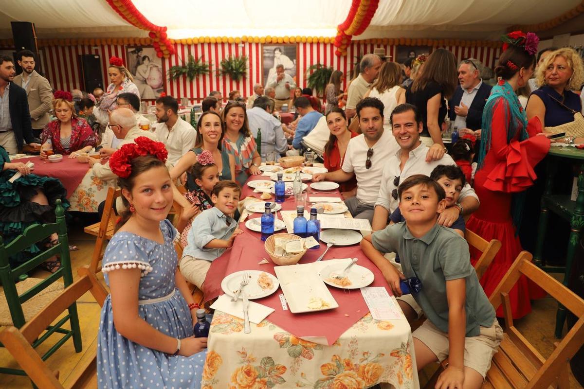 Amigos en El Arenal el domingo de Feria