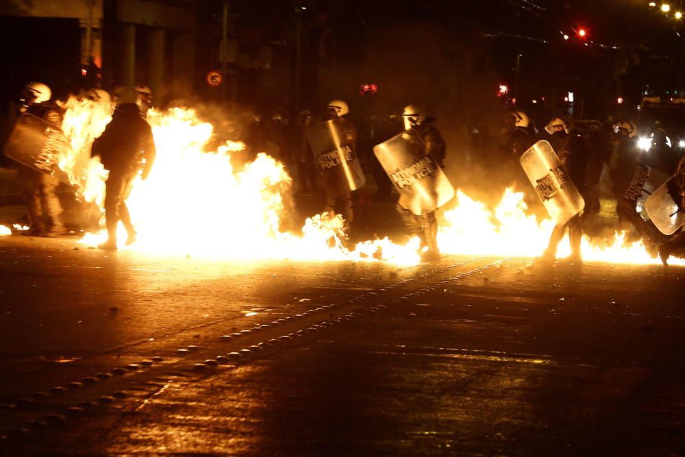 Batalla campal en Atenas en el aniversario de la revuelta universitaria de 1973