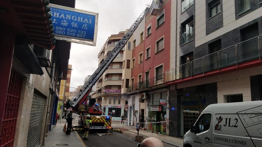 Los Bomberos de Zamora sanean una fachada en Santa Teresa