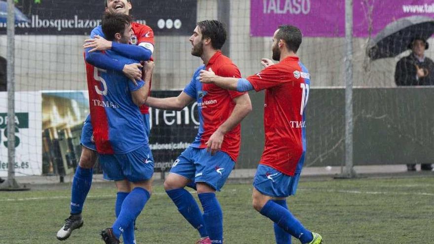 Álvaro Cuello recibe las felicitaciones de sus compañeros tras un gol en esta temporada.