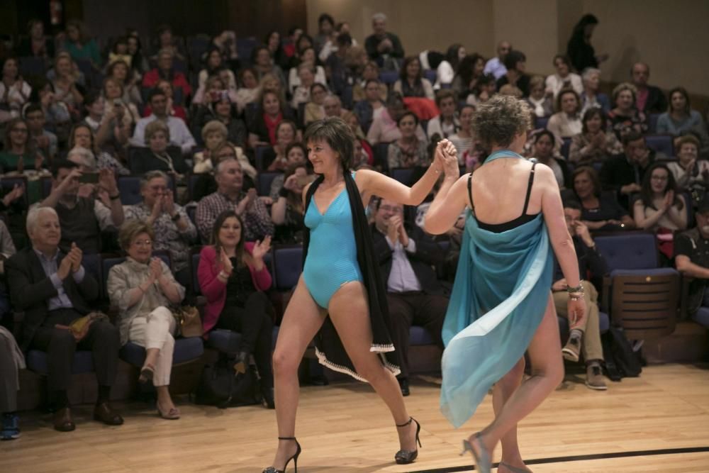 Desfile en el Auditorio de mujeres afectadas por cáncer de mama