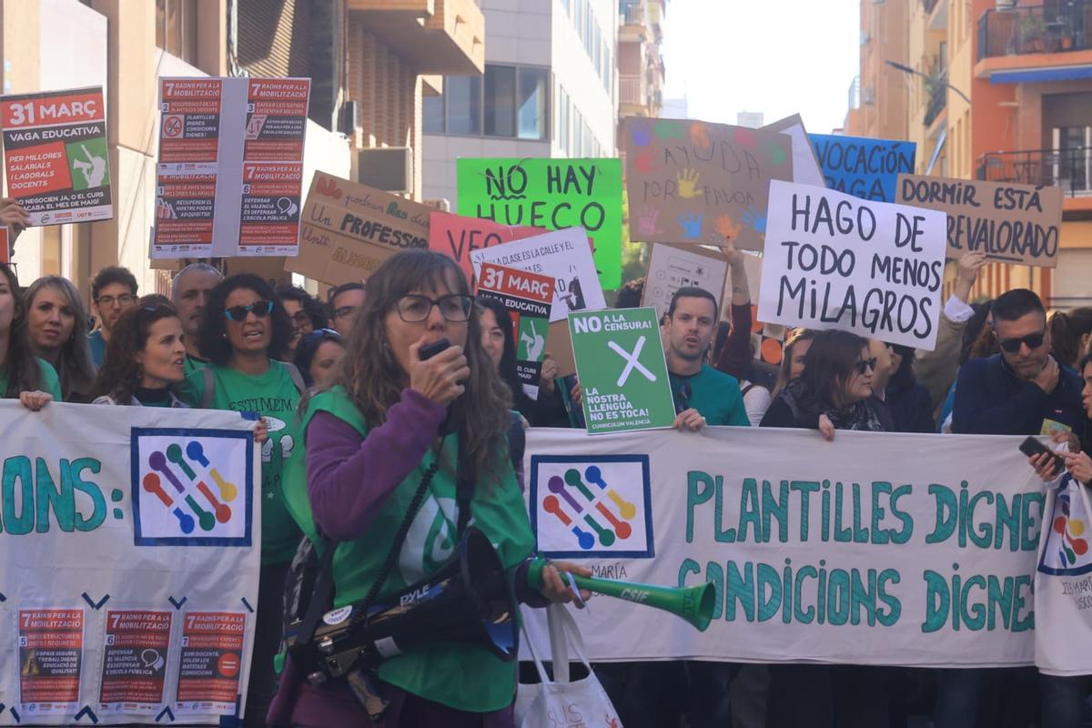 Los profesores se concentran en Alicante para reclamar mejoras en la educación pública