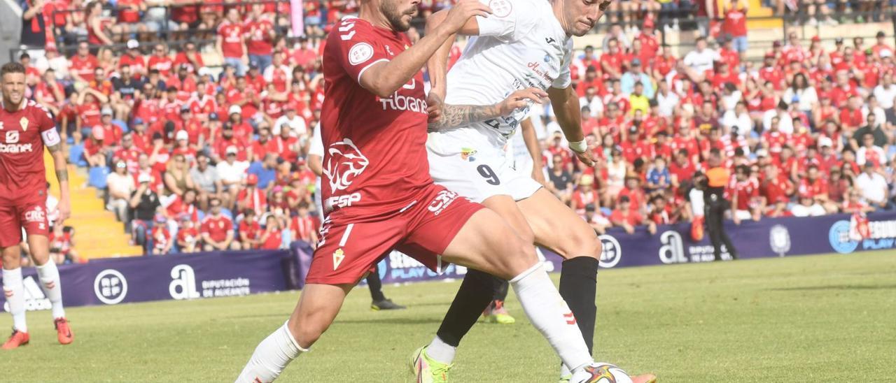 Santi Jara durante el choque del play off de ascenso ante la Peña Deportiva en el Rico Pérez. | NOMBRE FEQWIEOTÓGRAFO