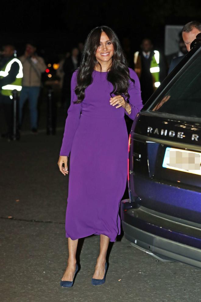 Meghan Markle acude a la cumbre One Young en Londres con un vestido midi en color morado que ya lució cuando estaba embarazada de su hijo Archie