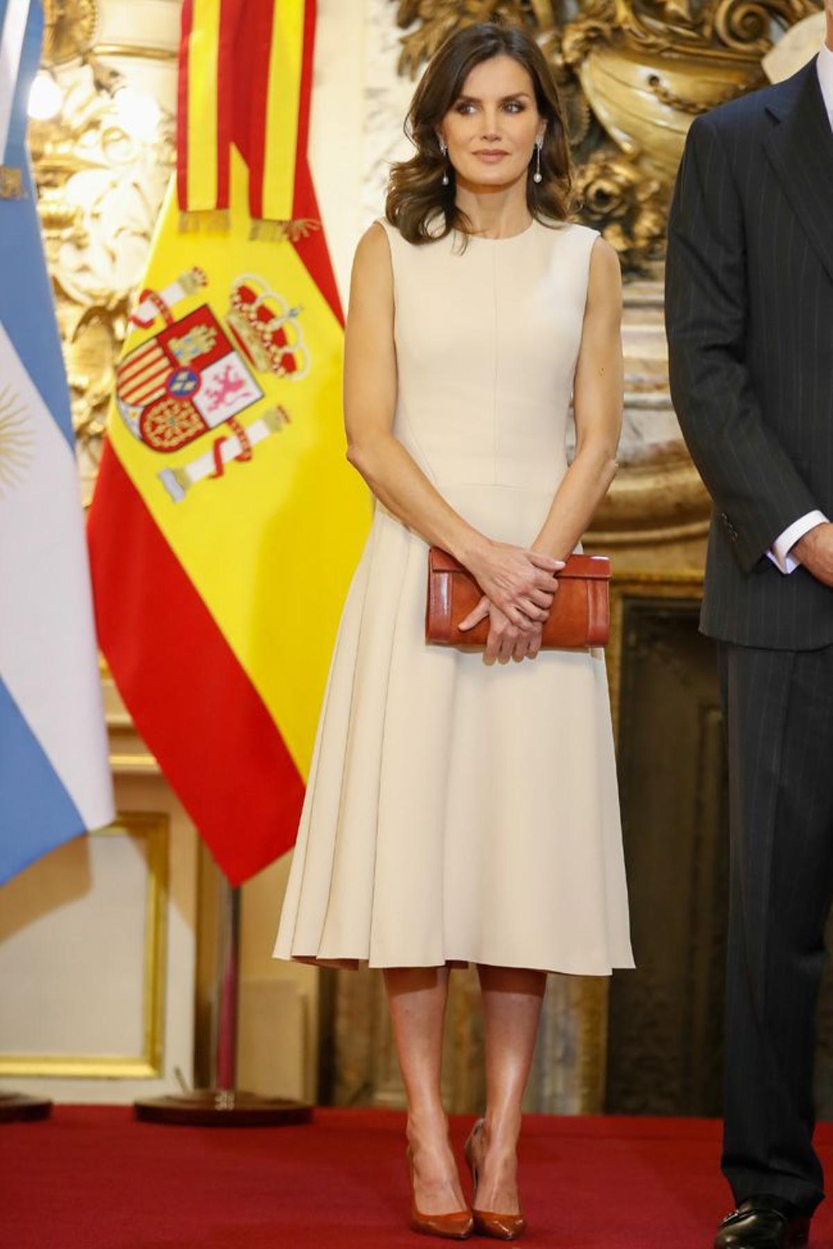 Letizia Ortiz con vestido blanco sin mangas y zapatos y bolso en rojo de Magrit