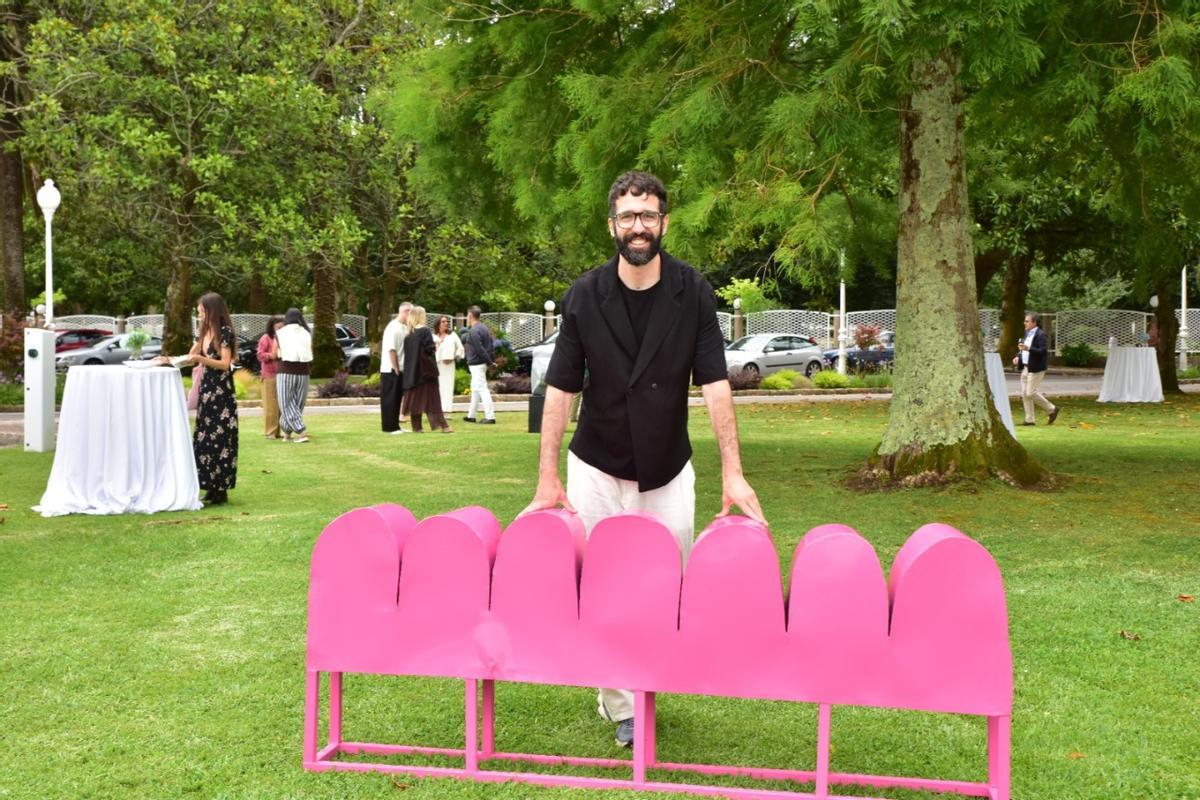 La inauguración de «Doble paisaje», una exposición del artista Efraim Ortega que puede verse en los jardines del Eurostars Gran Hotel La Toja.