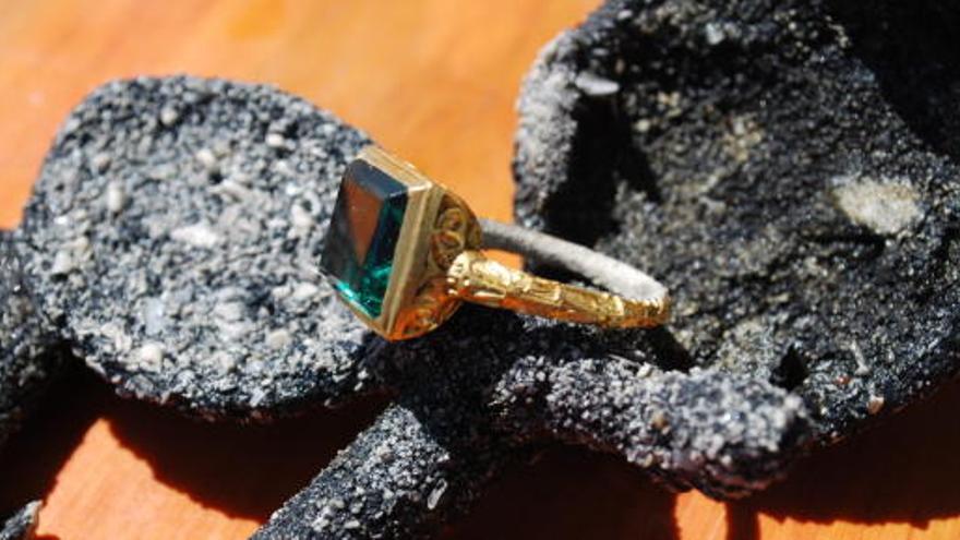 Anillo de oro con una esmeralda valorado en 500.000 dólares