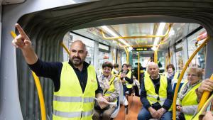 Los mayores de Pozuelo visitan el Metro Ligero para aprender a viajar más seguros