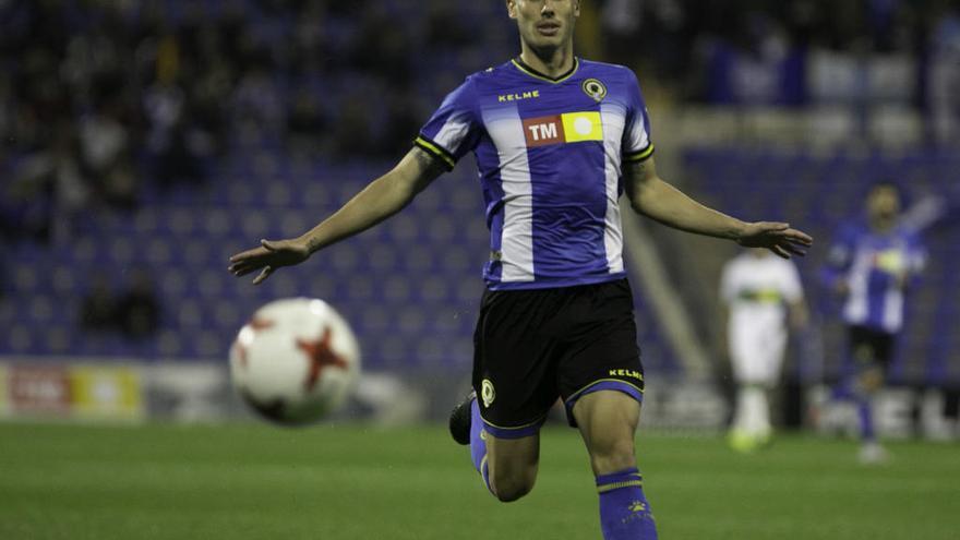 Pol Bueso, durante el derbi liguero del Rico Pérez ante el Elche.