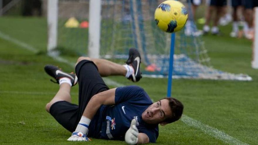 Falcón detiene un balón, durante un entrenamiento en Fontcalent.