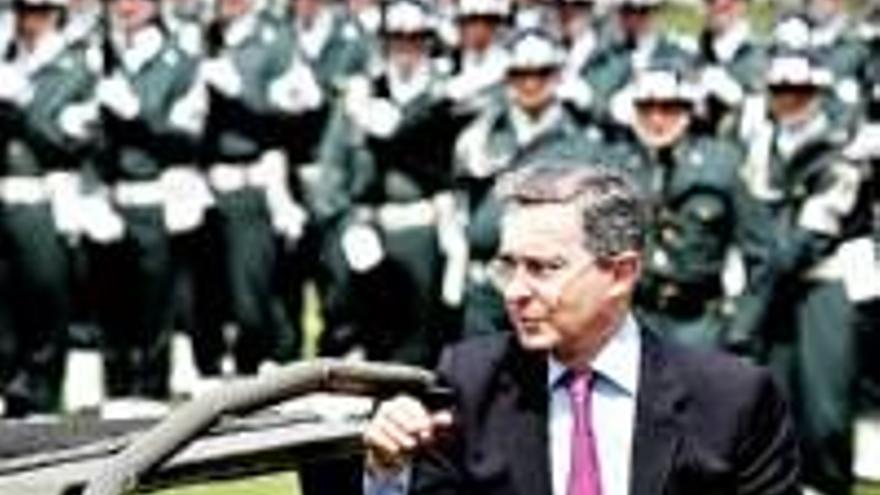 Uribe acepta negociar con las FARC en una zona sin Ejército