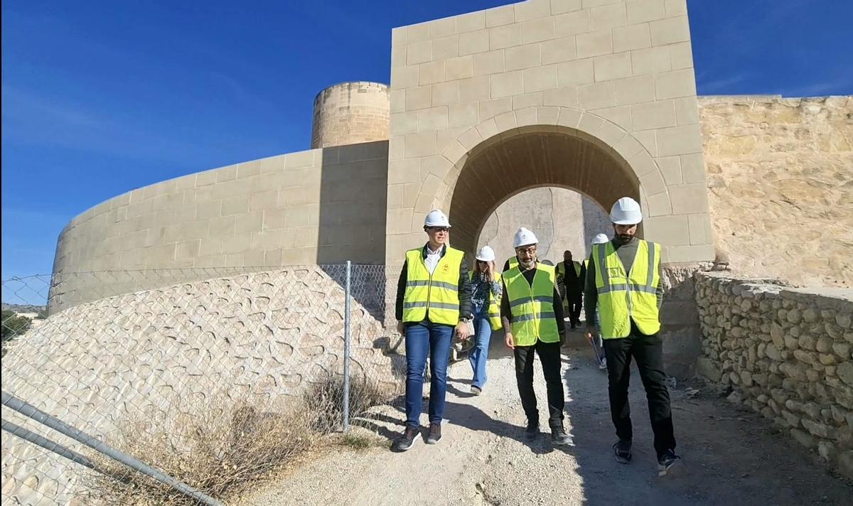 Visita del alcalde al Castillo para ver el inicio de la última fase de las obras