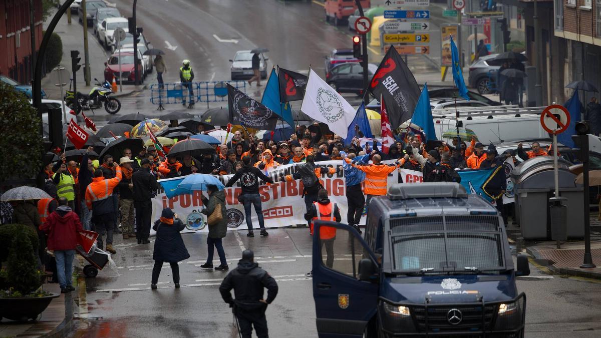 Los estibadores avilesinos salen a la calle al grito de "Ni un paso atrás"