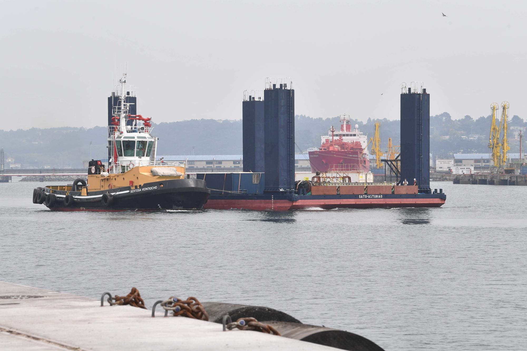 El buque cajonero ‘Sato Asturias’ atraca en el muelle del Centenario