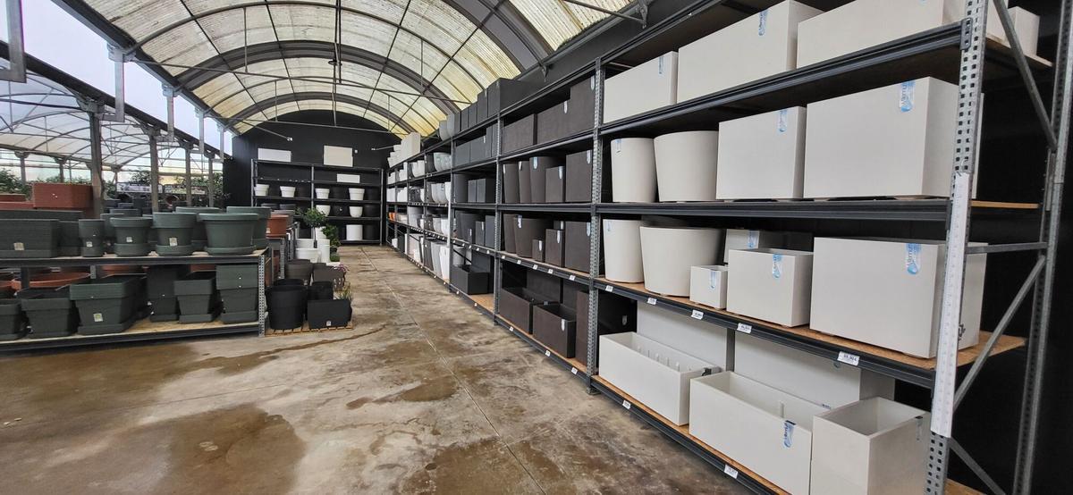 Prestatgeries de Flors Martí fetes per MOBILTAC.