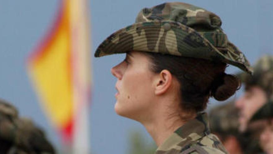 Una mujer soldado.